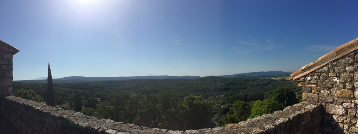 Vu terrasse sur le mont ventoux