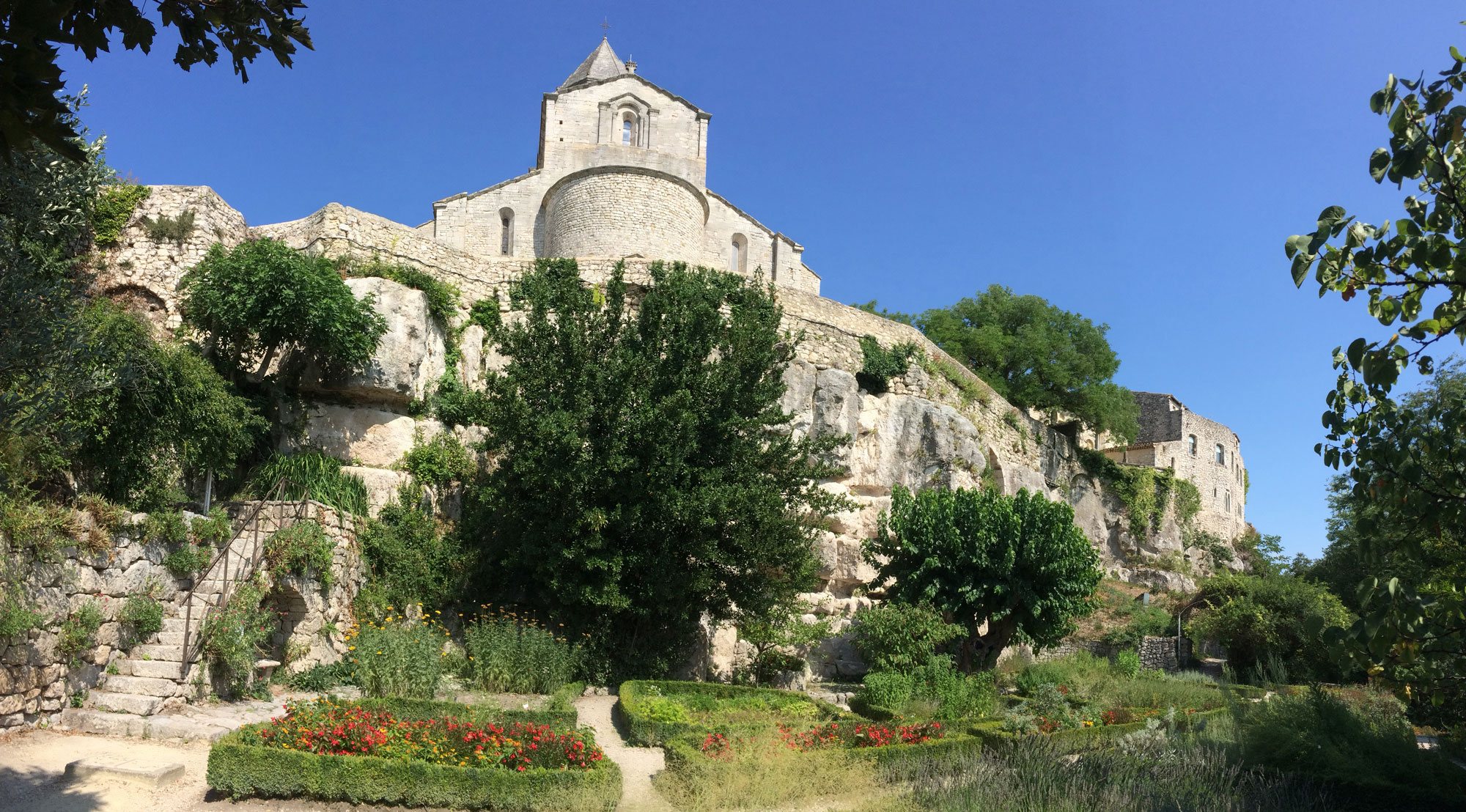 garde-adhemar-la-eglise-et-jardin-des-herbes